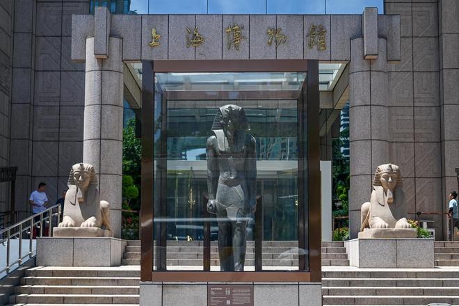 天埃及法老巨像告别上海矗立上博门口400多